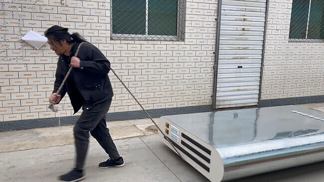 Handy Geng arrastrando su banco de energía