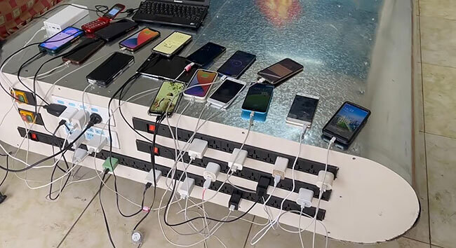 Móviles conectados cargando en el banco de energía