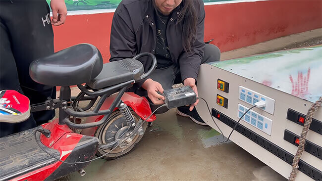 Cargando una moto eléctrica en el super banco de energía