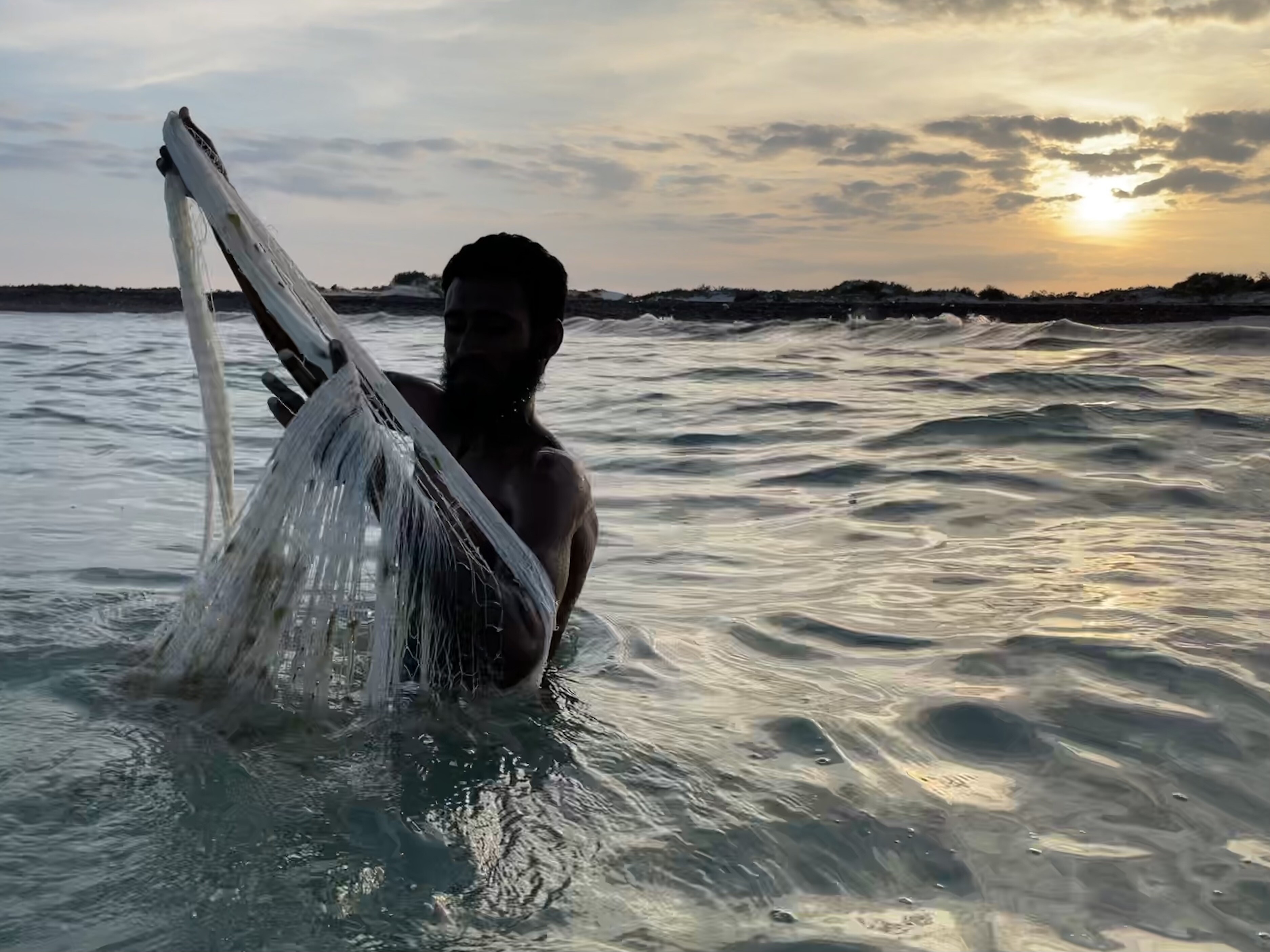 Pescador en el agua en la isla de Socrota
