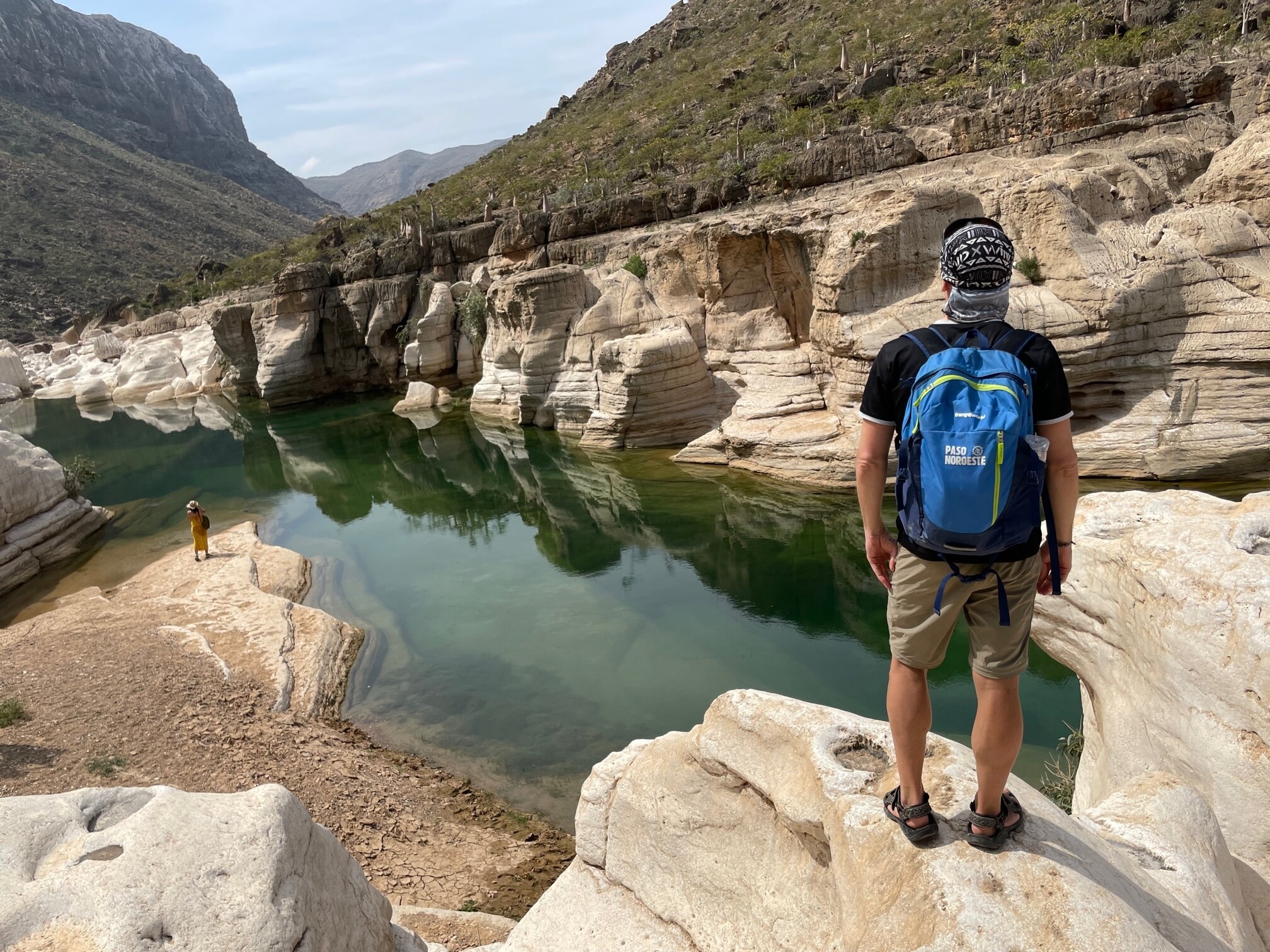 Turista mirando paisaje en la isla de Socrota