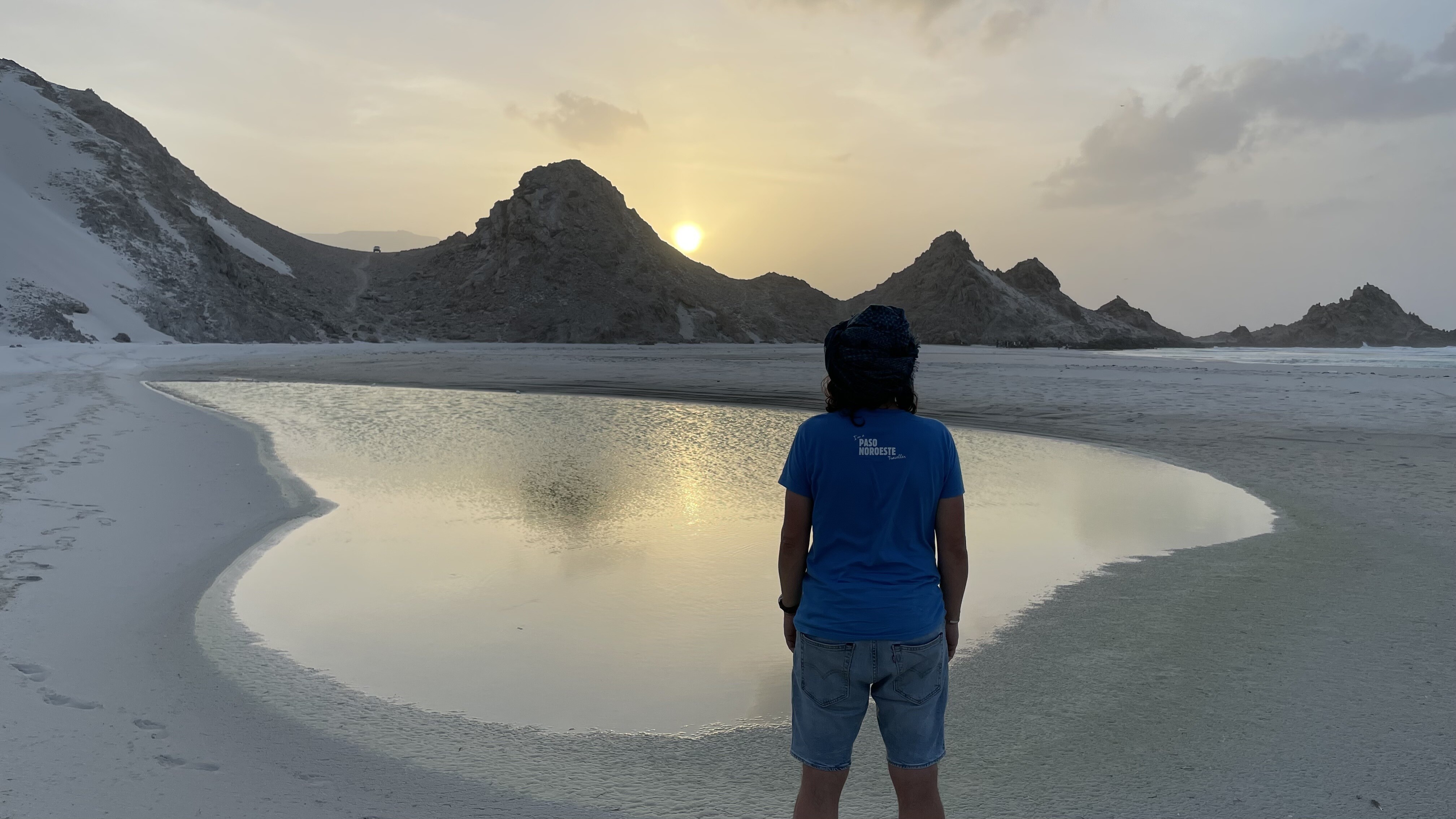 Turista mirando paisaje en la isla de Socrota