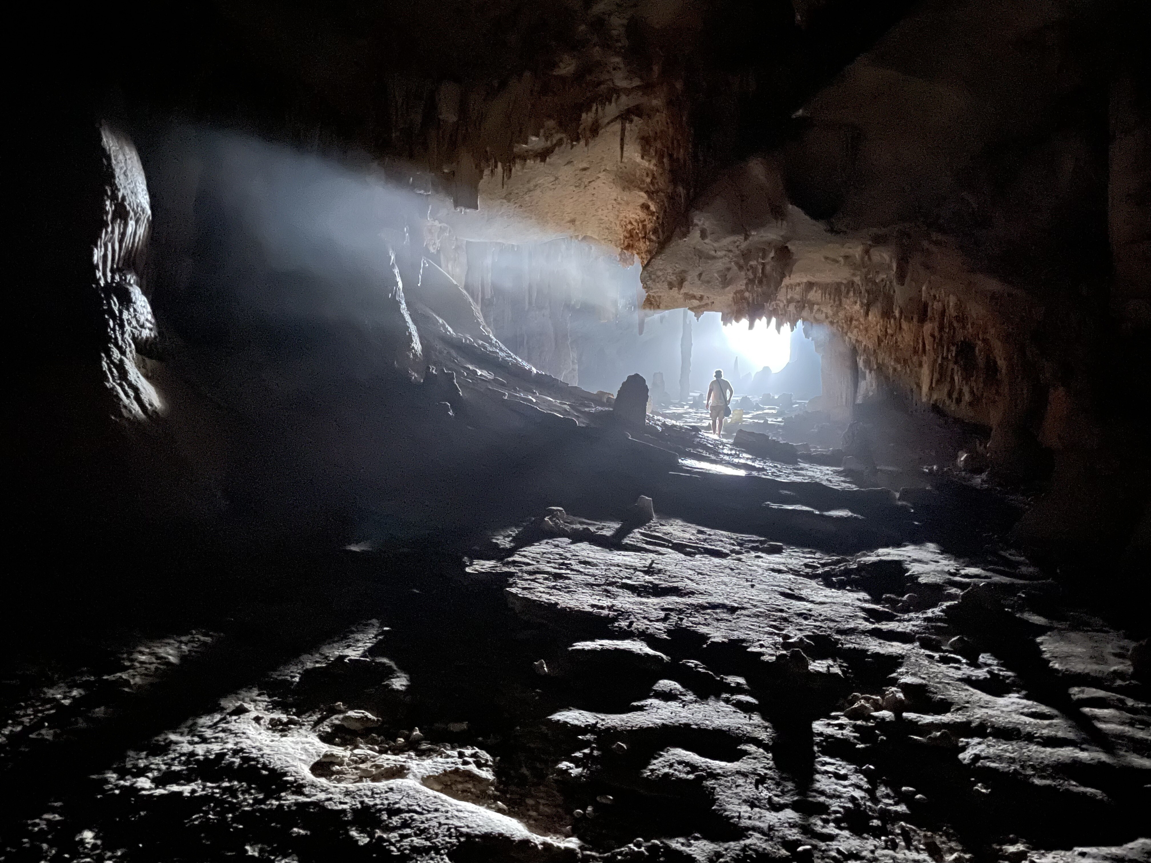Cueva en la isla de Socrota