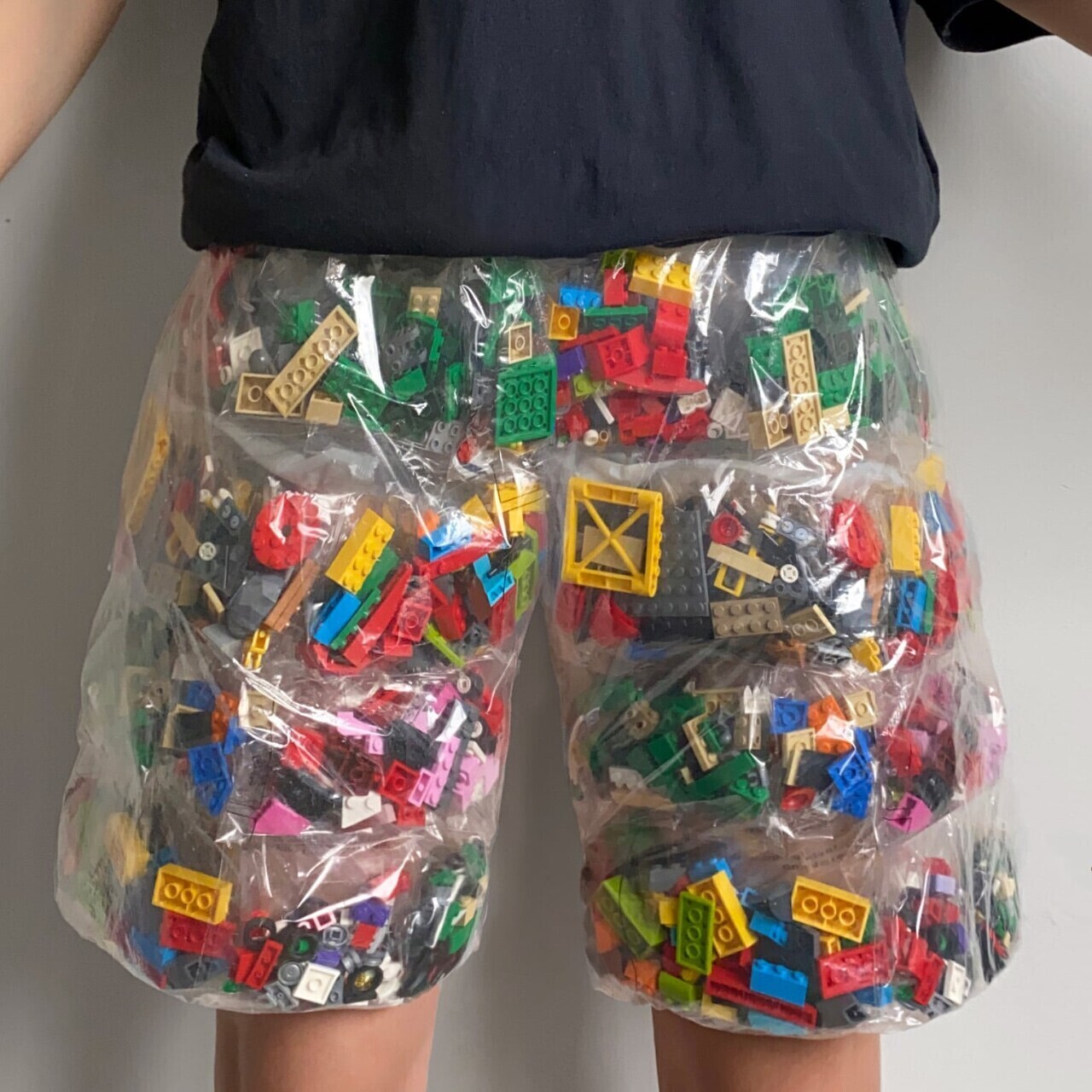 Pantalones cortos realizados con piezas de Lego por Nicole mclaughlin