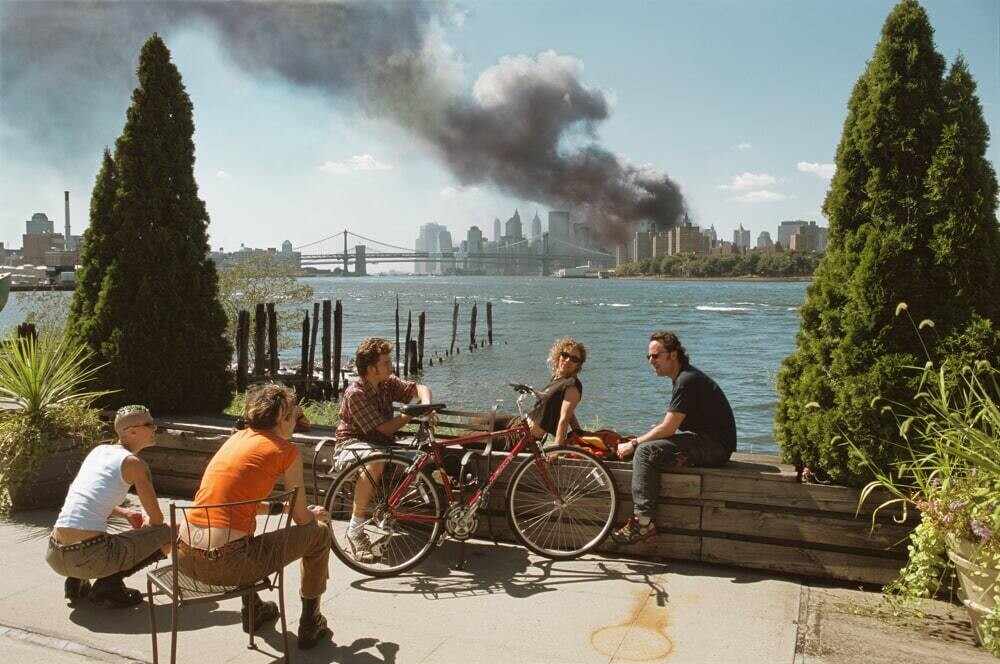 thomas hoepker 3 usa new york september 11 2001. view from brooklyn towards brooklyn bridge and downtown manhattan copyright thomas hoepker and magnum fotos min