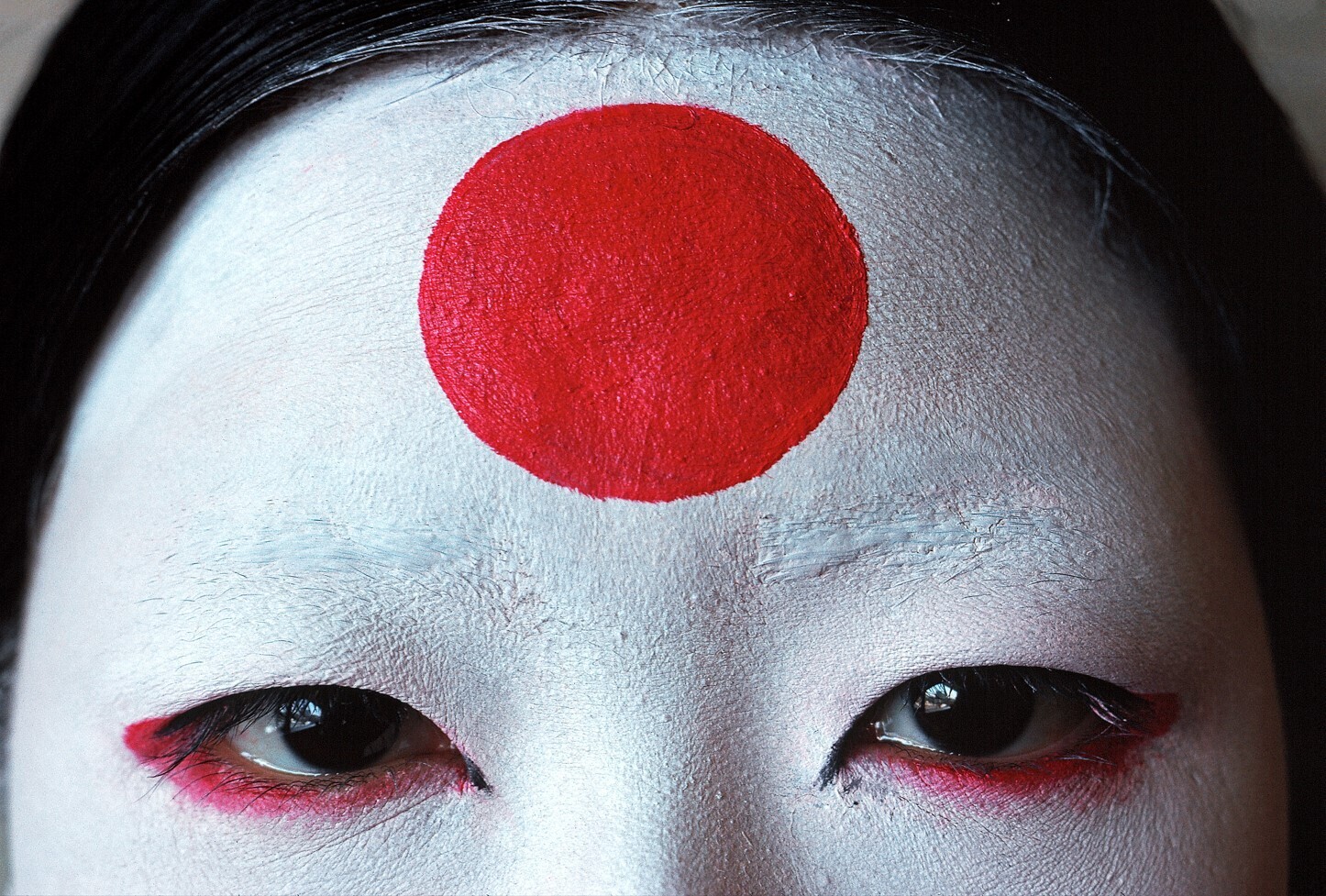 thomas hoepker image maker fotografia exposicion 11 japan tokyo 1997. girl with japanes flag symbol copyright thomas hoepker magnum photos