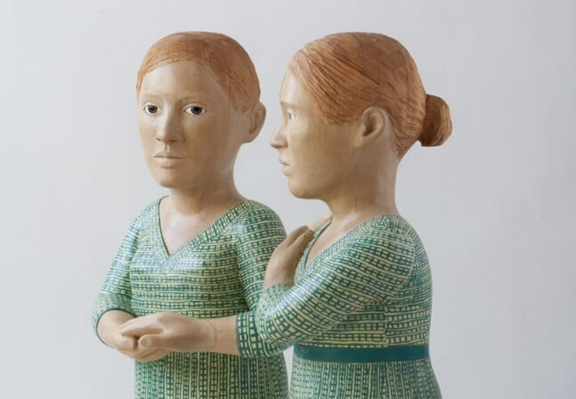 Las esculturas de madera de Claudette Schreuders nos hablan de la inevitable dualidad del ser