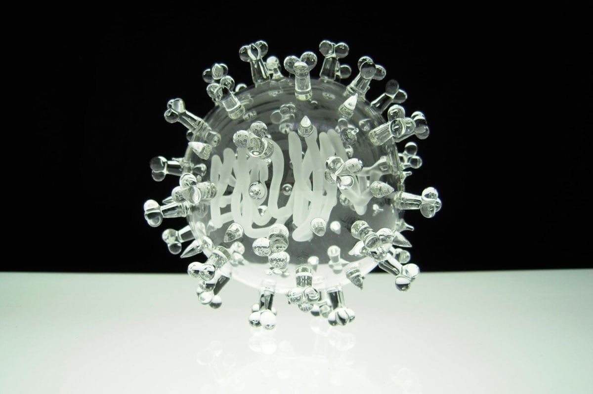 ‘Glass Microbiology’, el proyecto que nos permite conocer la forma de virus y microbios modelados en vidrio