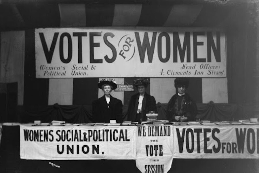 La Unión Social y Política de las Mujeres (WSPU), fotografía de Christina Broom, principios del siglo XX.