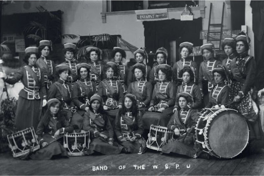 Banda de la Women's Social and Political Union (WSPU). Fotografía de Christina Broom.