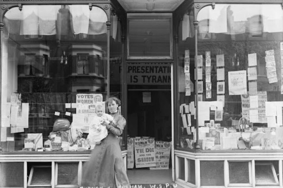 Tienda y oficina de Putney y Fulham de la Women's Social and Political Union (WSPU) en Londres. Fotografía de Christina Broom.