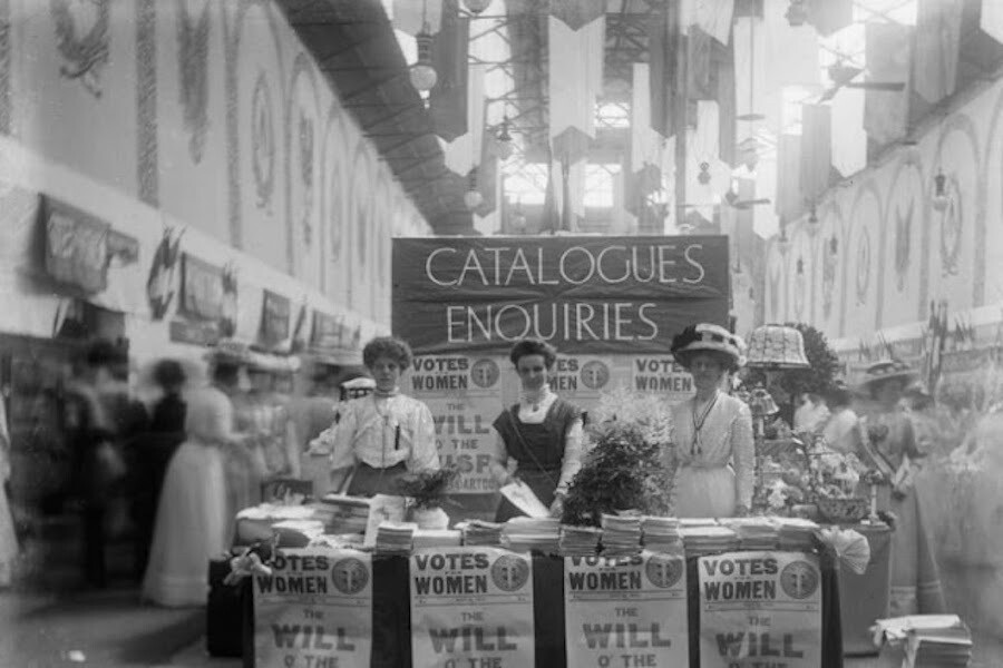Puesto de información y venta de catálogos en Londres en mayo de 1909.