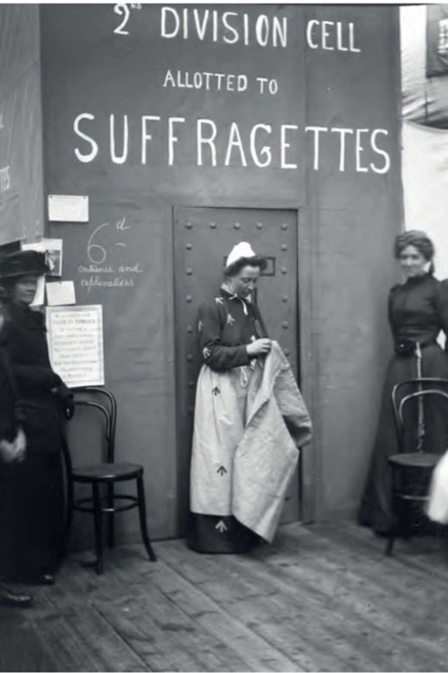 Reconstrucción de una celda de prisión en la Women's Exhibition en Londres, mayo de 1909. Fotografía de Christina Broom.