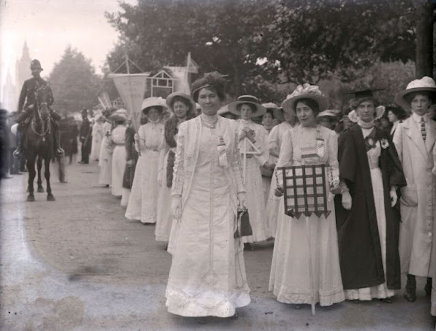 Marcha de las sufragistas en Londres, durante la marcha de coronación de las mujeres en junio de 1911. Fotografía de Christina Broom.