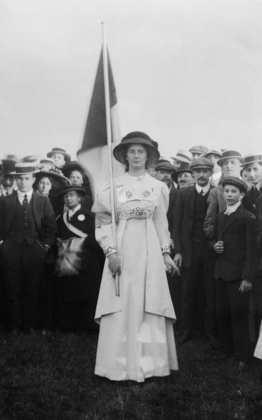 Charlotte Marsh antes de un mitin en Hyde Park, Londres. Fotografía de Christina Broom, alrededor de 1910.