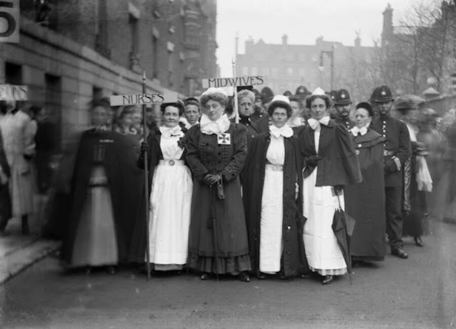Enfermeras y comadronas marchando hacia el Royal Albert Hall, Londres. Fotografía de Christina Broom, abril de 1909.