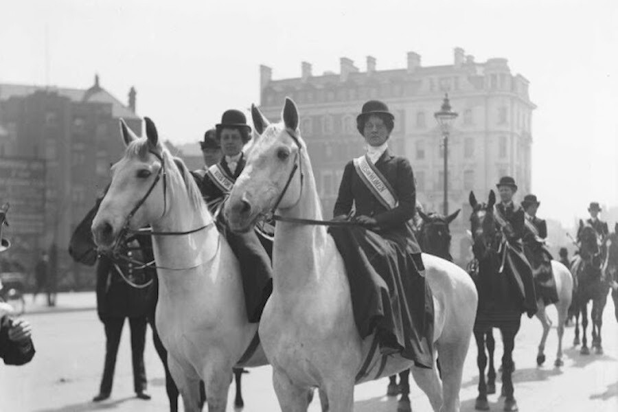 Sufragistas montadas a caballo en Londres. Fotografía de Christina Broom, mayo de 1909.