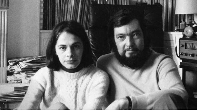 Cristina Peri Rossi y Julio Cortázar en su apartamento parisino, en la época en que fueron pareja. / M. G.