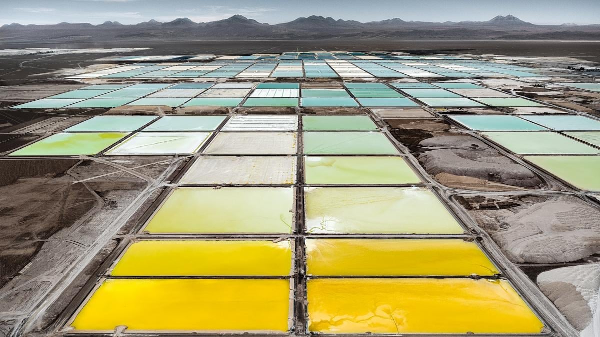 Tom Hegen fotografía los paisajes del oro blanco, las canteras de litio en Chile