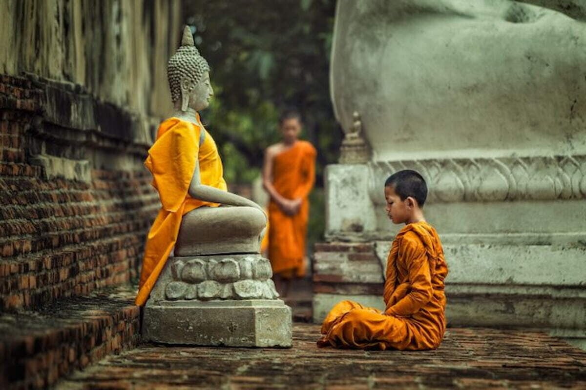 monje tibetano meditando