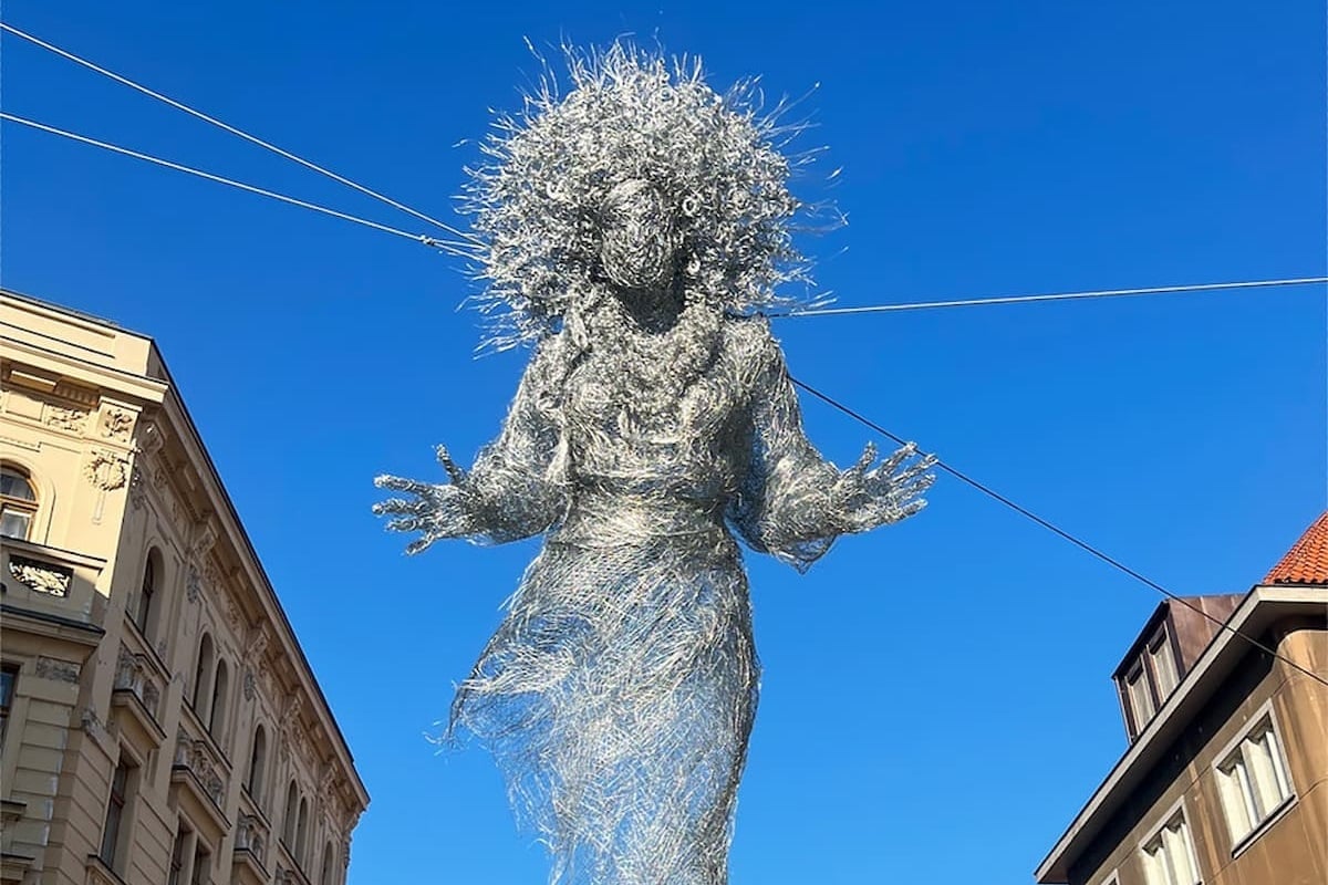 Una escultura en homenaje a las madres ucranianas afectadas por la guerra aparece en el centro de Praga