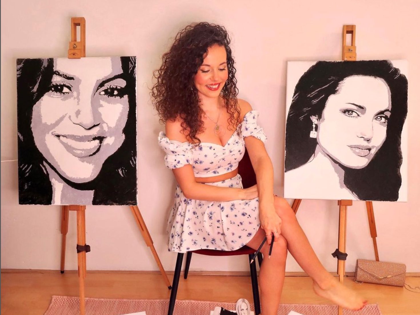 Rajacenna van Dam, la mujer que puede pintar con ambas manos y pies a la vez