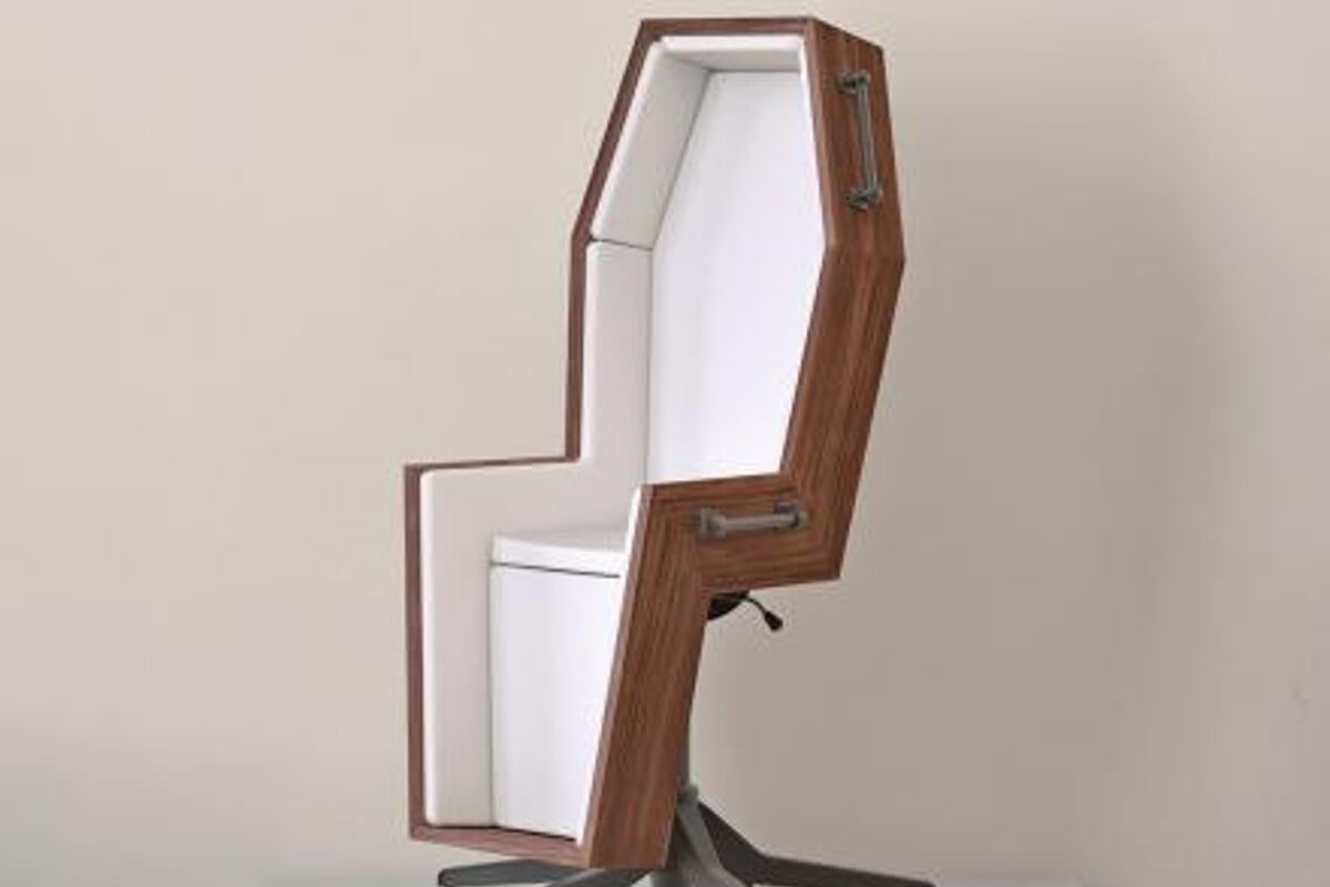 La silla de oficina con forma de ataúd que ya vaticinó Magritte