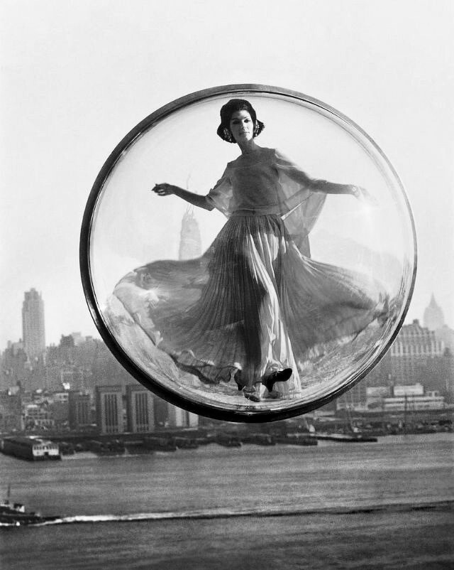 melvin sokolsky serie fotografia burbuja moda mujer flotar