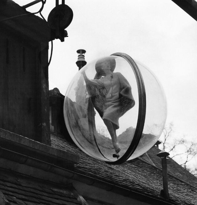 melvin sokolsky serie fotografia burbuja moda mujer flotar 1