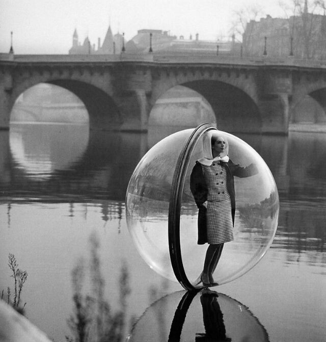 melvin sokolsky serie fotografia burbuja moda mujer flotar 16