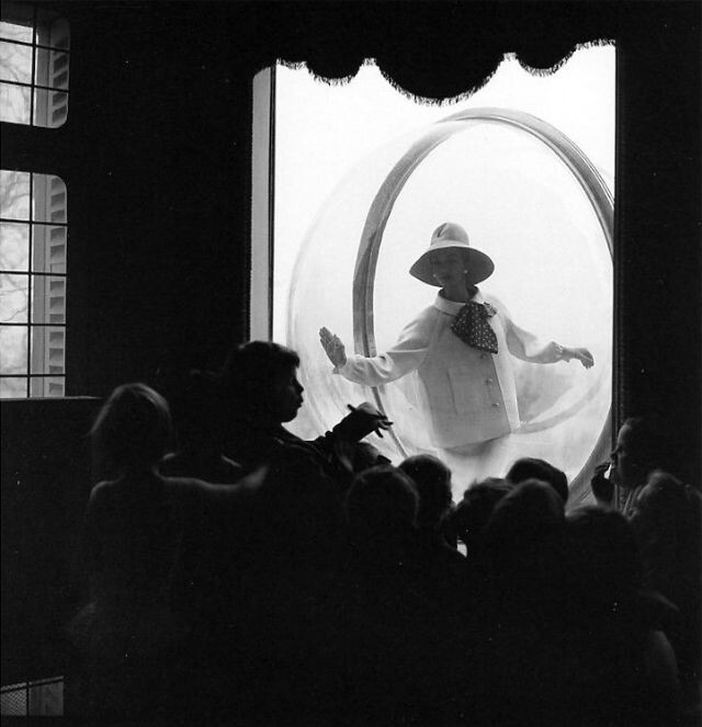 melvin sokolsky serie fotografia burbuja moda mujer flotar 4