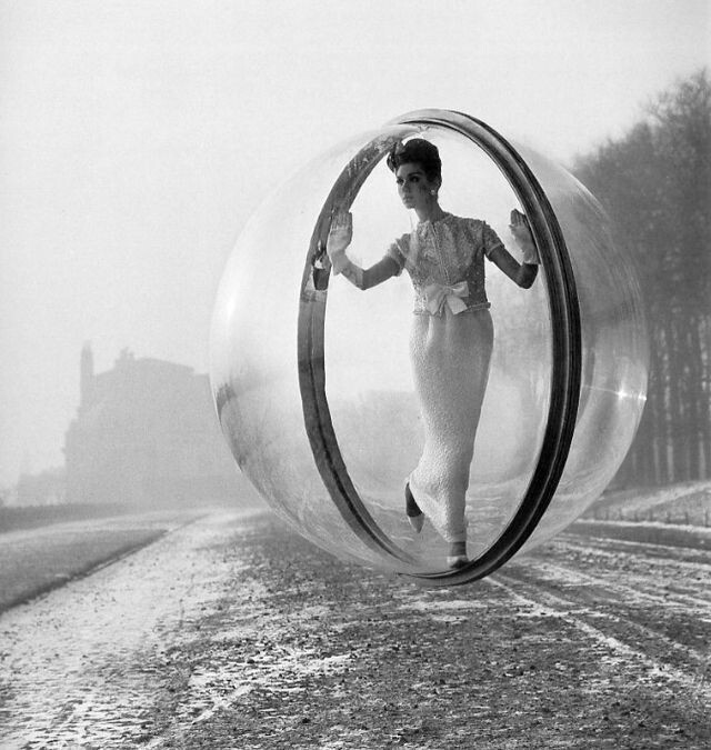 melvin sokolsky serie fotografia burbuja moda mujer flotar 6