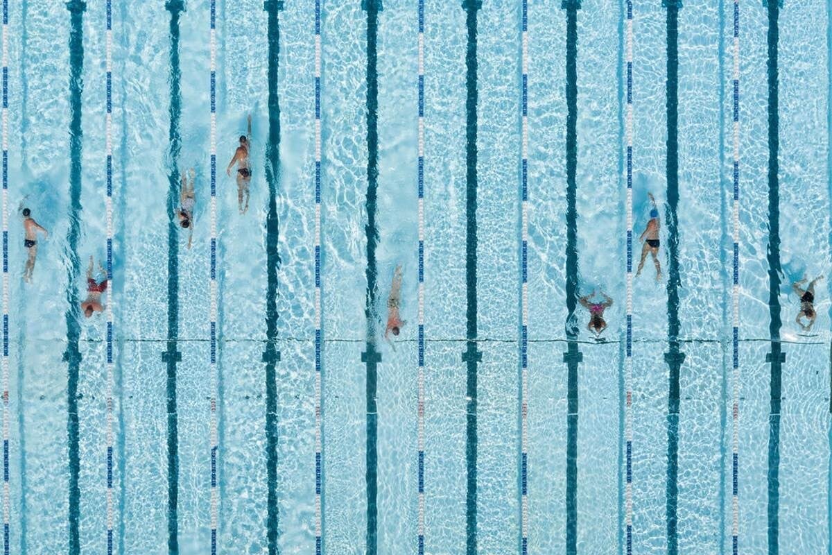 ‘Pools From Above’: piscinas, simetría y nostalgia en plano cenital, por el fotógrafo Brad Walls