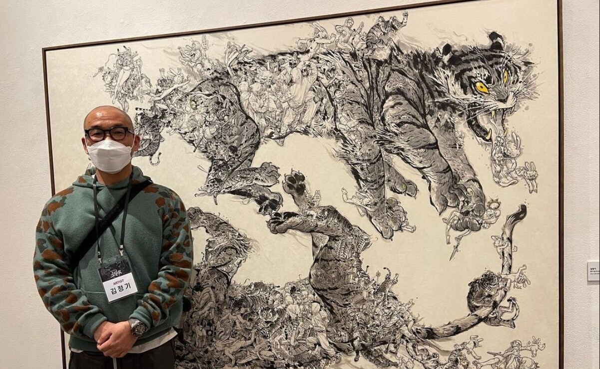 Kim Jung Gi dibujante junto a una gran ilustración suya. Fallecimiento muerte 47 años