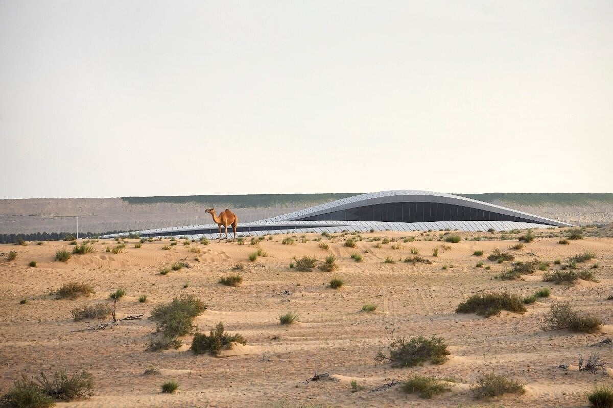 Las oficinas que se funden con las dunas del desierto, por el estudio Zaha Hadid Architects