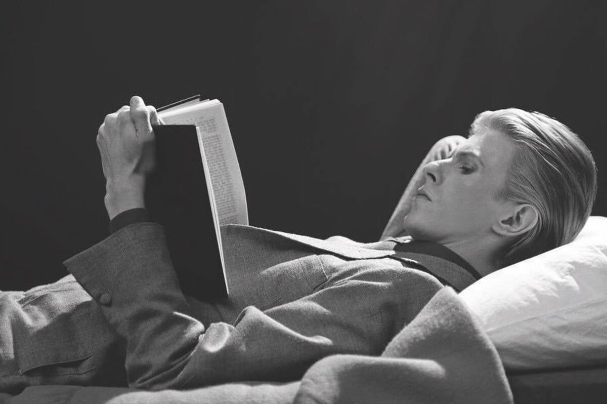David Bowie leyendo un libro.