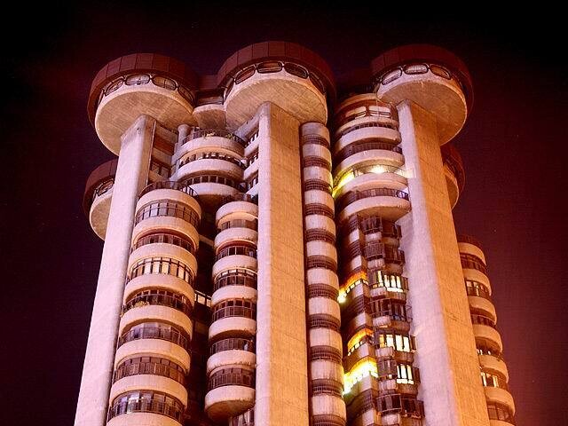 torres blancas edificio madrid brutalismo arquitectura organica cilindro 2