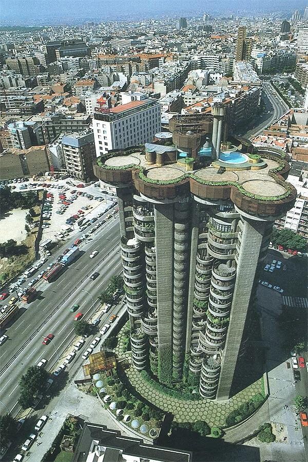 torres blancas edificio madrid brutalismo arquitectura organica cilindro 5