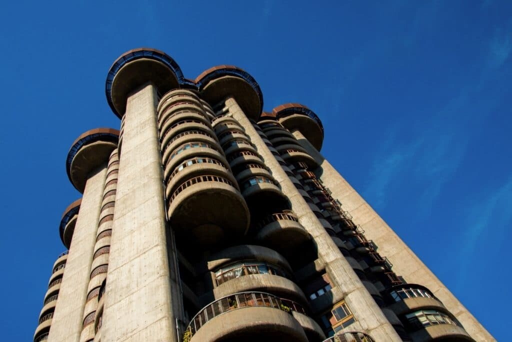 torres blancas edificio madrid brutalismo arquitectura organica cilindro angel biyanueba