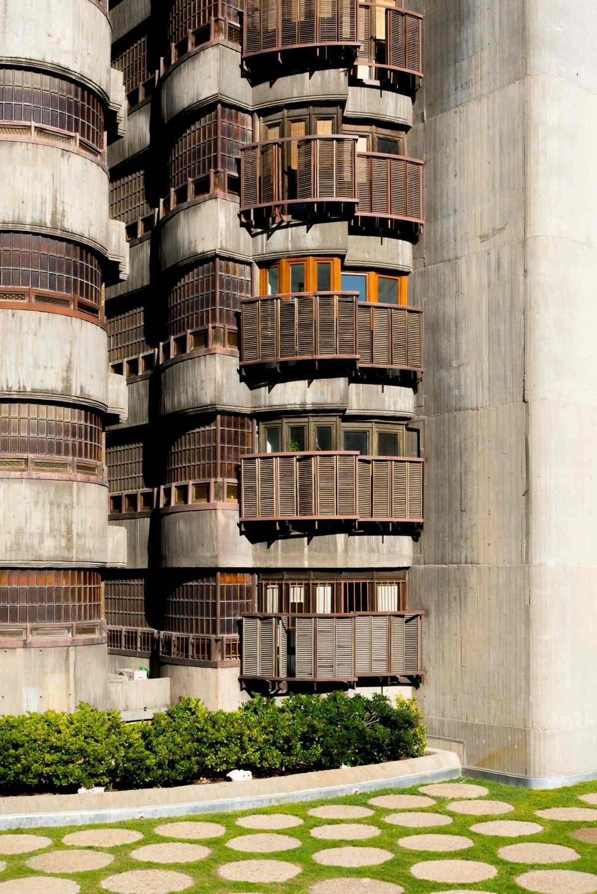 torres blancas edificio madrid brutalismo arquitectura organica cilindro angel biyanueba 2