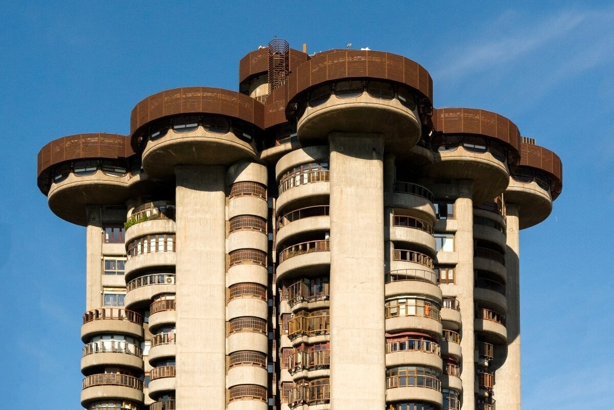 torres blancas edificio madrid brutalismo arquitectura organica cilindro angel biyanueba 3