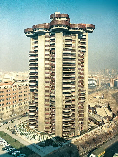 torres blancas edificio madrid brutalismo arquitectura organica cilindro angel biyanueba 6