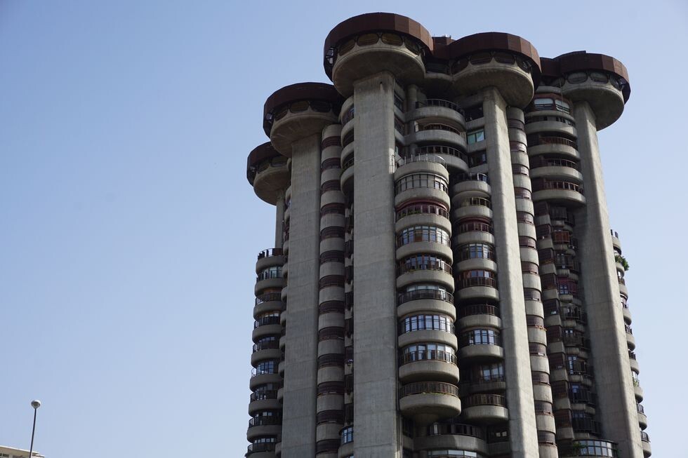 torres blancas edificio madrid brutalismo arquitectura organica cilindro coam