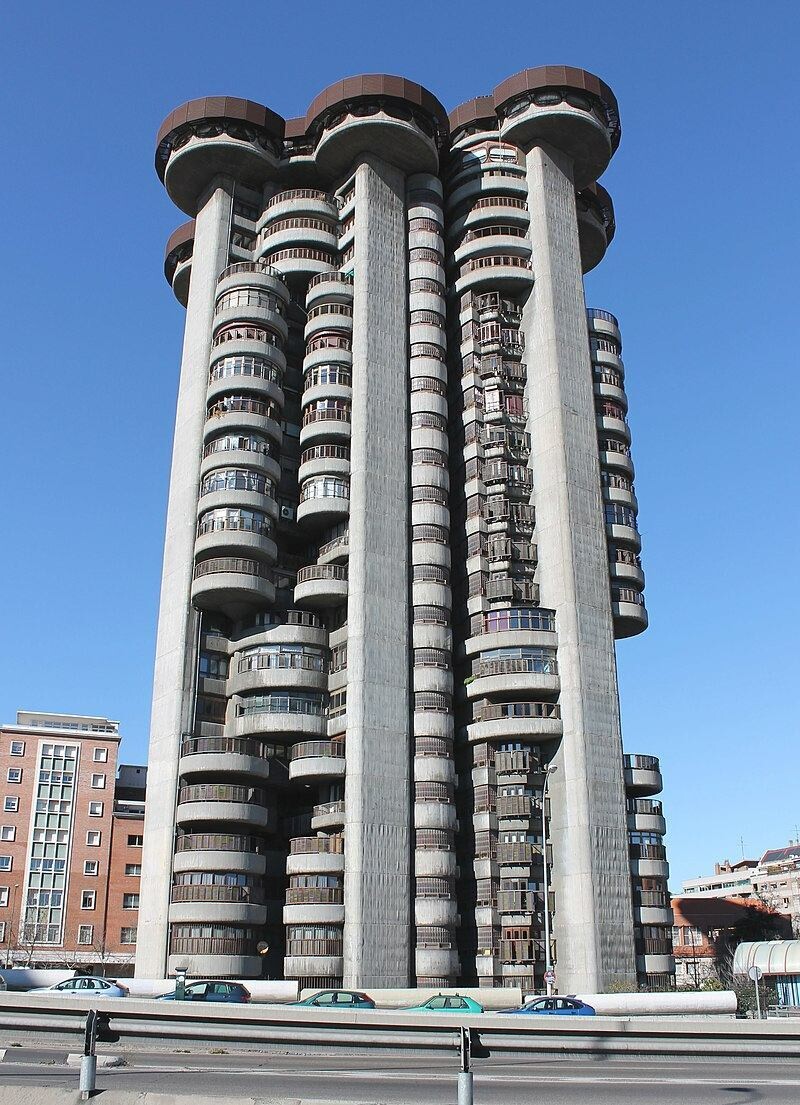 torres blancas edificio madrid brutalismo arquitectura organica cilindro luis garcia