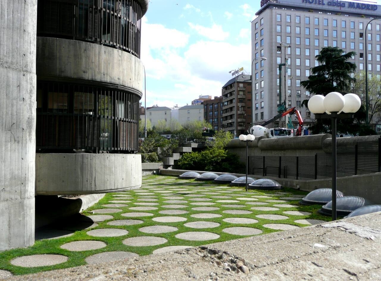 torres blancas edificio madrid brutalismo arquitectura organica cilindro metro centric