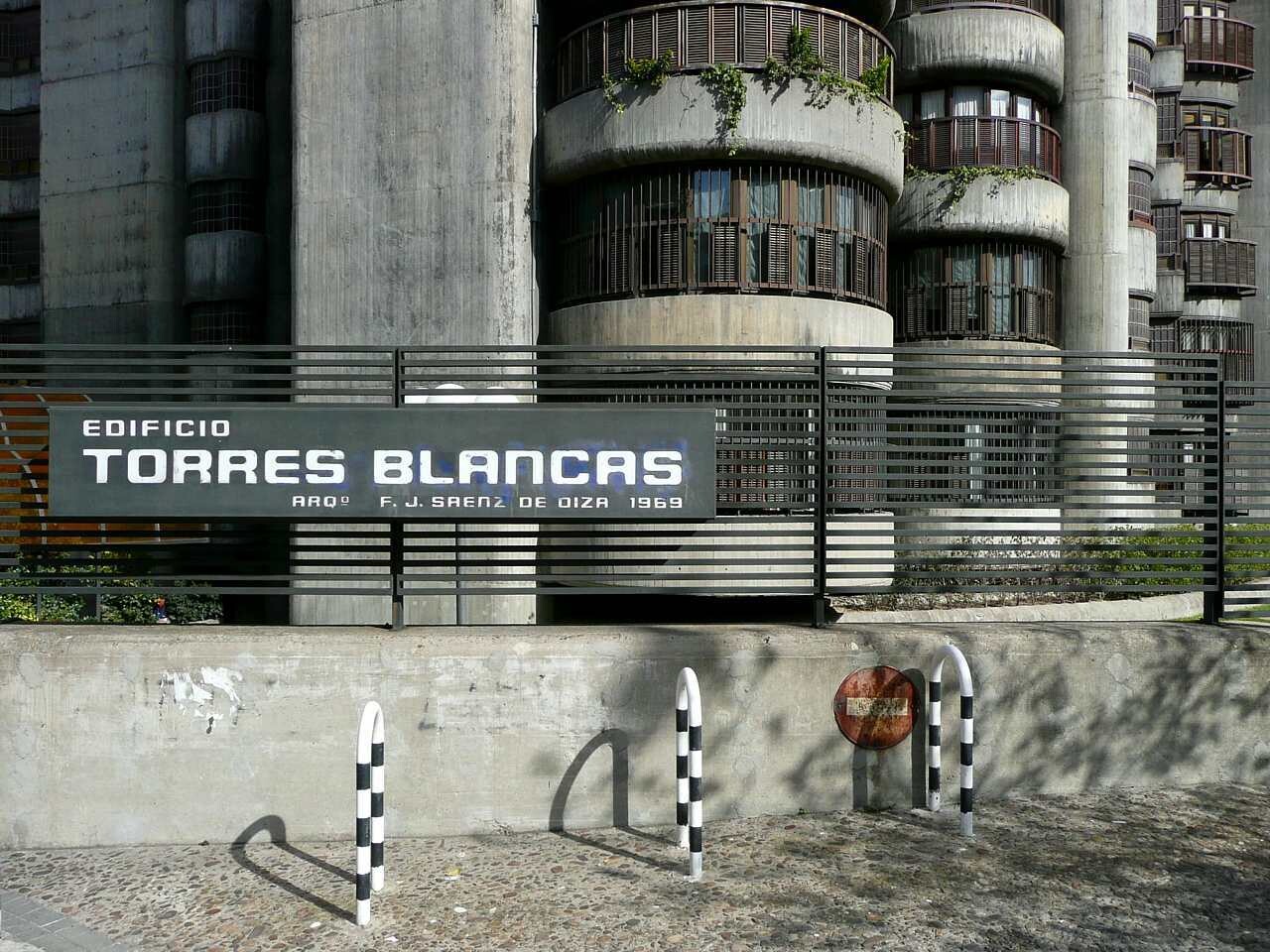 torres blancas edificio madrid brutalismo arquitectura organica cilindro metro centric 2