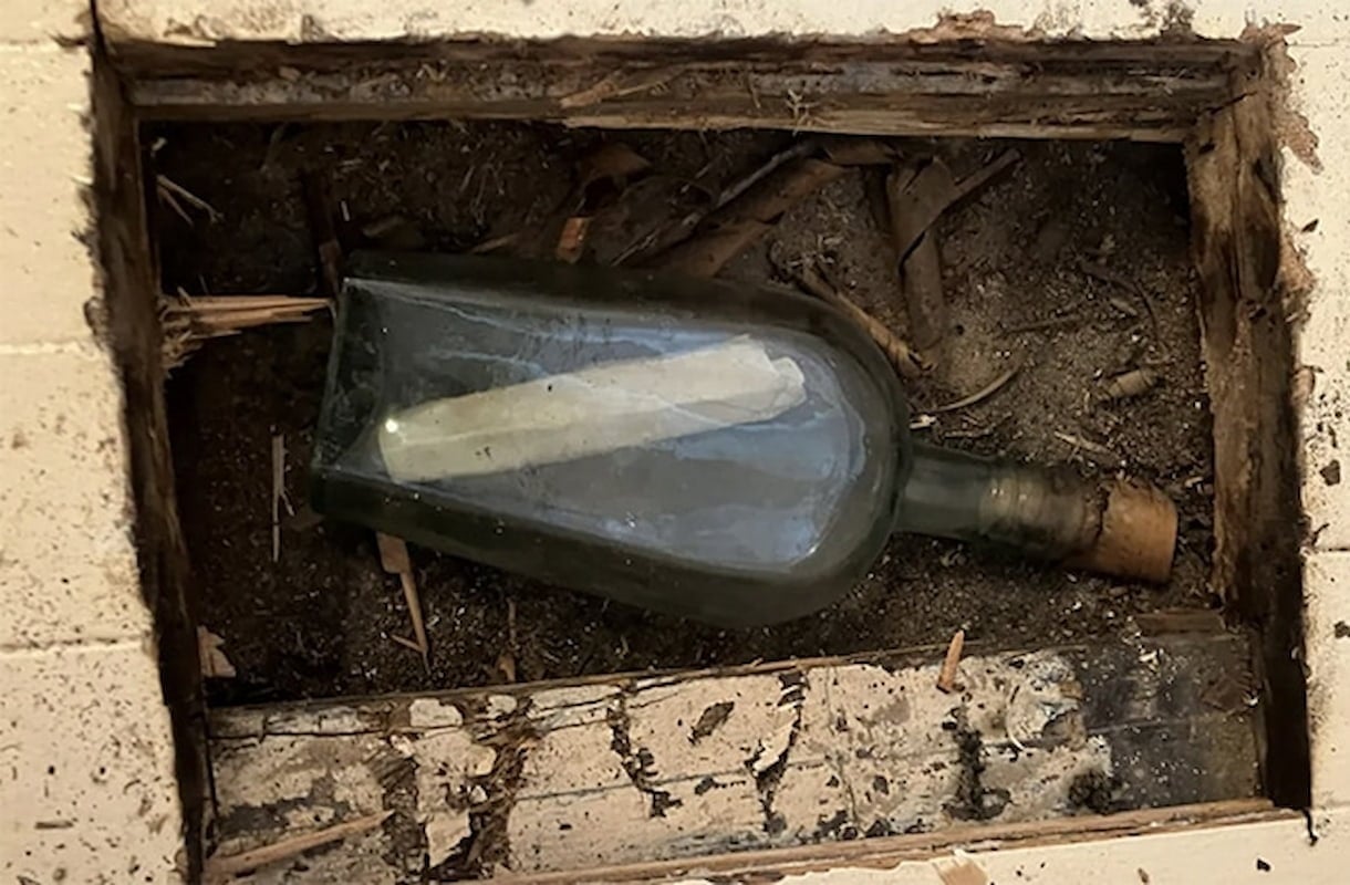 Descubren en el suelo de una casa un mensaje en una botella que data de 1887