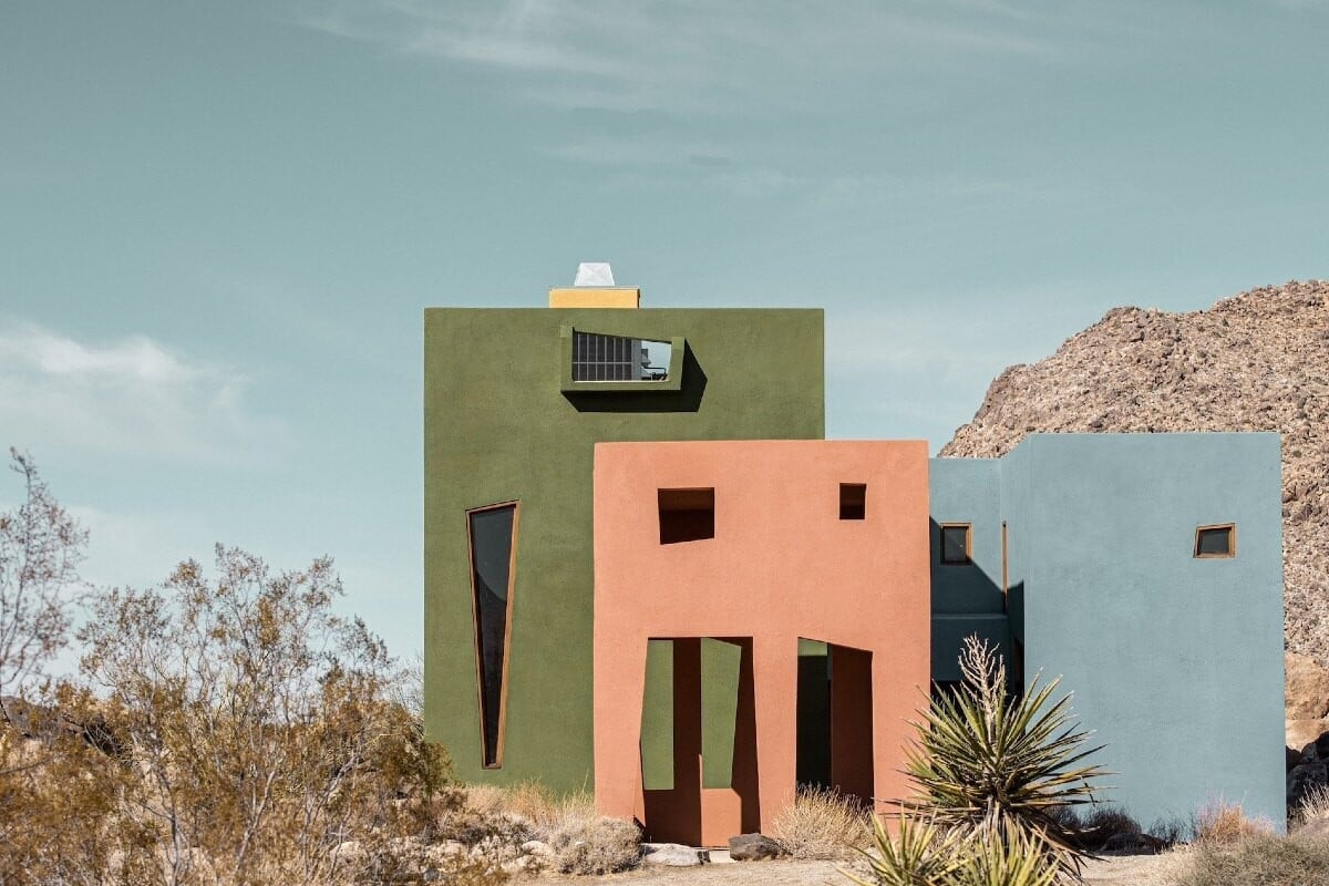 El color brota del desierto californiano en ‘Monument House’, del arquitecto Josh Schweitzer