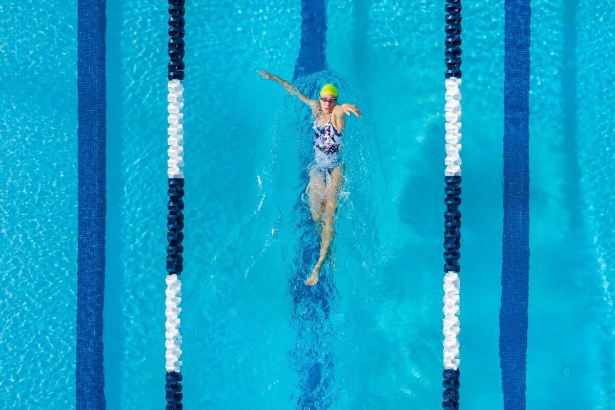 ilanna barkusky water series simetria nadador piscina cenital color fotografia 1
