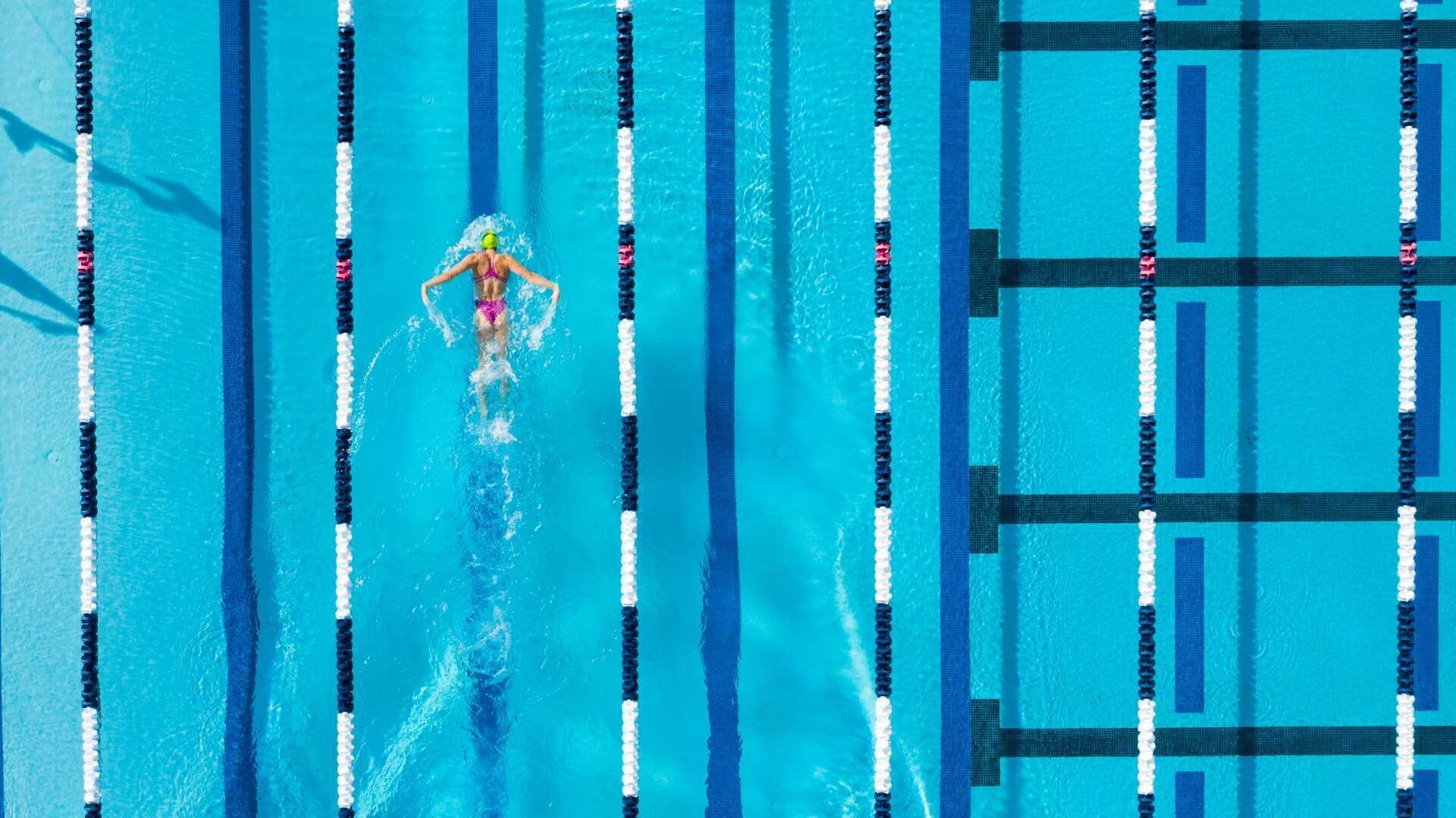 ilanna barkusky water series simetria nadador piscina cenital color fotografia 2